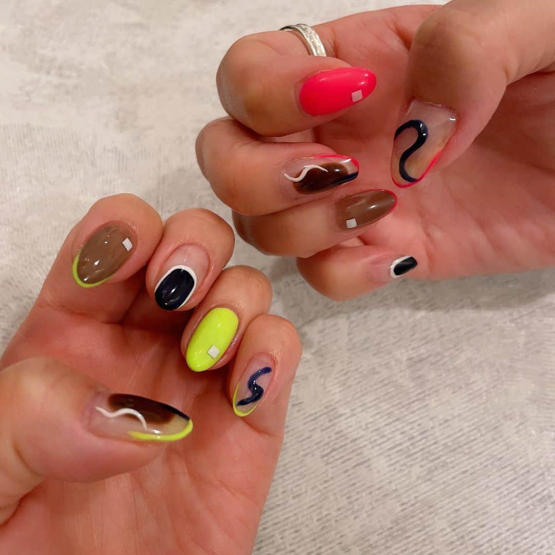 島谷ひとみさんのインスタグラム写真 - (島谷ひとみInstagram)「New nail💅✨  LIVEに合わせて蛍光色を入れてもらいました〜✨  いつも可愛くしてくれてありがとうございます🥰  #couturière #nail #ライブ直前！ #その前に #明日は #オンラインイベント #nail見てねw #私物プレゼントしちゃいまーす #島谷製作所 #島谷ひとみ」6月15日 0時13分 - shimatani_hitomi_official