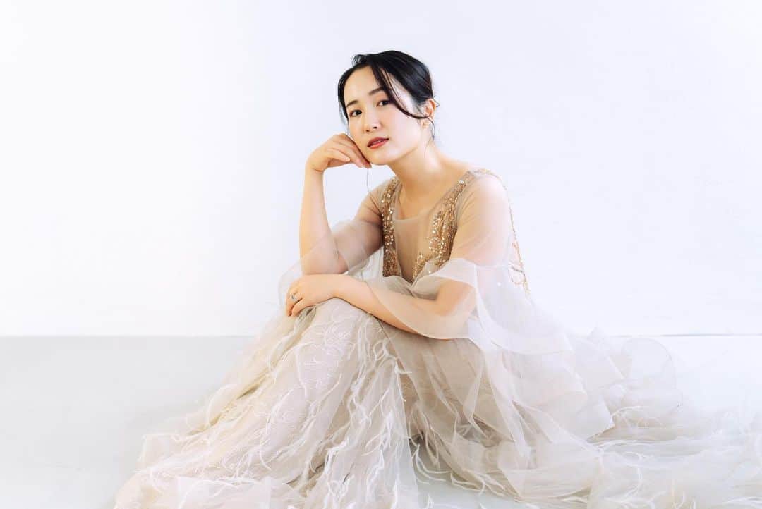中野英菜のインスタグラム：「最近は、プレ花嫁👰‍♀️楽しんでます♩  みんなのドレスの撮影会に参加したの〜✨ ドレスのフルオーダーが手頃な値段でできるって 女の子の夢やんもう🥺🤍  私が着させてもらった オシャなふわふわドレスは お色直しとか二次会とかに良さそう🕊  我ながらこのままカンヌ映画祭に出れるなって くらい似合って着ながらテンションあがった❤️‍🔥笑  最近はこんな感じで たくさん可愛いドレス着たりして花嫁楽めてますっ！  たまに花嫁投稿するので、 よかったらお付き合いください笑 次は旦那氏も出てくるかも？🐼笑  Dress @minanodress  Hair @m.dresser.bridal  Photo @mai_photo8   ヘアもカメラも、 素敵で有難うございました💕  #花嫁 #二次会ドレス #お色直し #ウェディングドレス #ウェディング #ウェディングヘア #プレ花嫁 #韓国前撮り #前撮り #前撮りヘア #結婚式コーデ #関西前撮り #カラードレス #ドレス #結婚式お呼ばれ #結婚式ドレス」