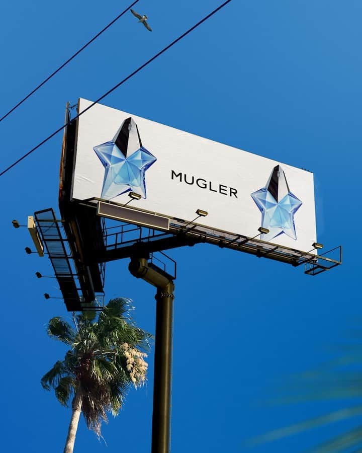 のインスタグラム：「Wild dreams are on display with Angel. Its iconic praline mingles with patchouli for intense sensuality.  #mugler #MuglerAngel #WilderThanDreams #fragrance」