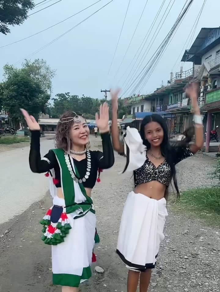 のインスタグラム：「Dhuk Dhuki Challenge in Nepal ドクドキッチャレンジ！ #dhukdhuki #nepal #nepalinjapan #nepaljapan #tharu #tharumusic #tharudance #git #sing #aoisano #ワクワク」