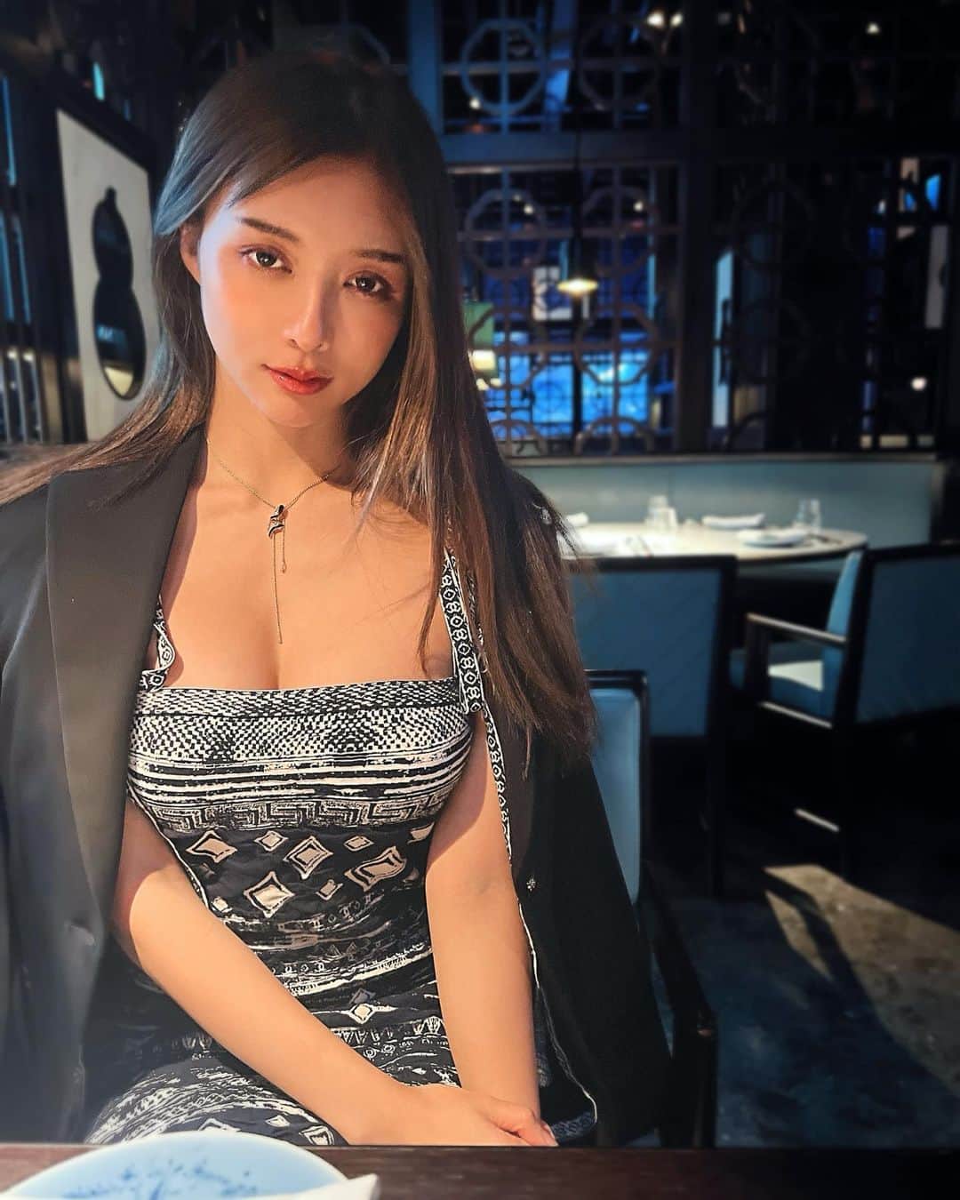 のインスタグラム：「I'm not upset, just woke up👌 In Chinese restaurant at the hotel  不機嫌じゃないよ寝起きなの🐰 飛行機ぶりのちゃんとしたご飯楽しみ🥰  #UnitedArabEmirates #uae #uaelife #uaeluxury #emirates #abudhabi #emiratespalace #emiratespalacehotel #fivestarhotel #chanel #luxurytravel #luxurylifestyle  #🇦🇪 #エミレーツパレス #アブダビ」