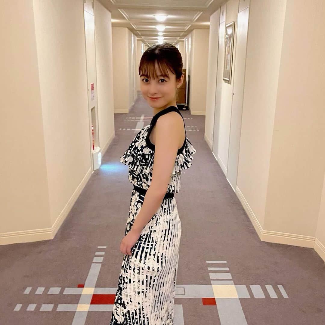 橋本環奈のインスタグラム：「こんにちは！環奈MGです。  昨日の『キングダム２ 遥かなる大地へ』の完成報告会見のオフショットです。  ※環奈のTwitterと同じ写真アップしちゃったのでアップしなおしました。 秒でいいねくれた方すみません💦  #橋本環奈 #橋本環奈2022 #橋本環奈マネージャー #キングダム2」