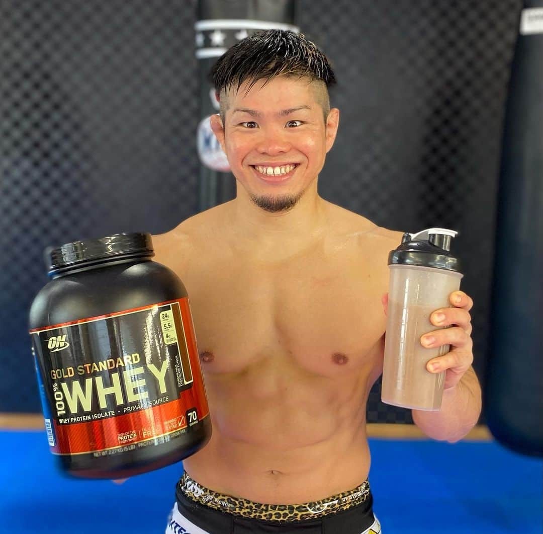 鈴木博昭のインスタグラム：「After workout.  #goldstandardwhey  #optimumnutrition  #protein  #recovery」