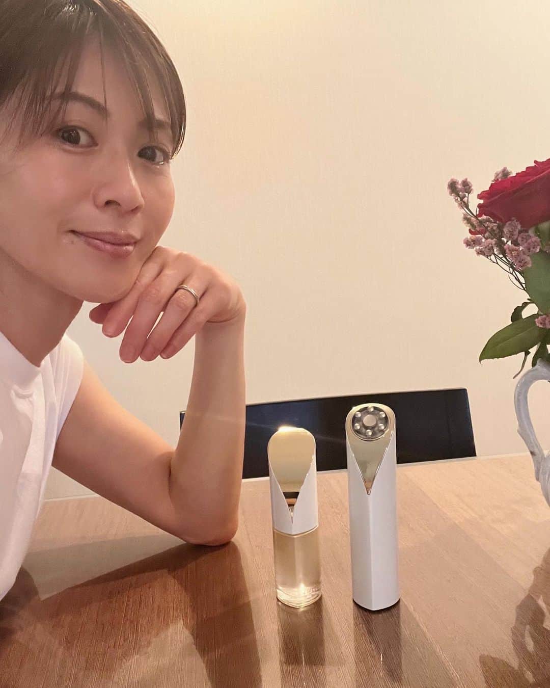畑野ひろ子のインスタグラム：「タイムリーに気になっていた美顔器と美容液、エフェクティム @effectim_official を使ってみました😌 実は、エフェクティムが気になったきっかけは、イキイキとして美しいなと思っていた女優さんが使用されていたこと😆  メイクさんに、私は他の人よりも皮膚が薄いといわれることも多く、最近目元や頬に悩みが増えてきました😅  まずこれを使ってみて一番に驚いたのが、初めて使用した翌朝、目元の印象の違いに驚き😆‼️ あと美容機器使うときって、しっかりと時間確保して、やらなきゃって思うことが多いのですが、全顔6分ワンボタンでケアできて、美容液とセットで使用するので、毎日のスキンケアの延長でできるのも本当！ありがたいポイント🙏💛  #エフェクティム　#美容液と美容機器で叶えるビューティーリフト　#ホームエステ　#美顔器　#EFFECTIM_PR」