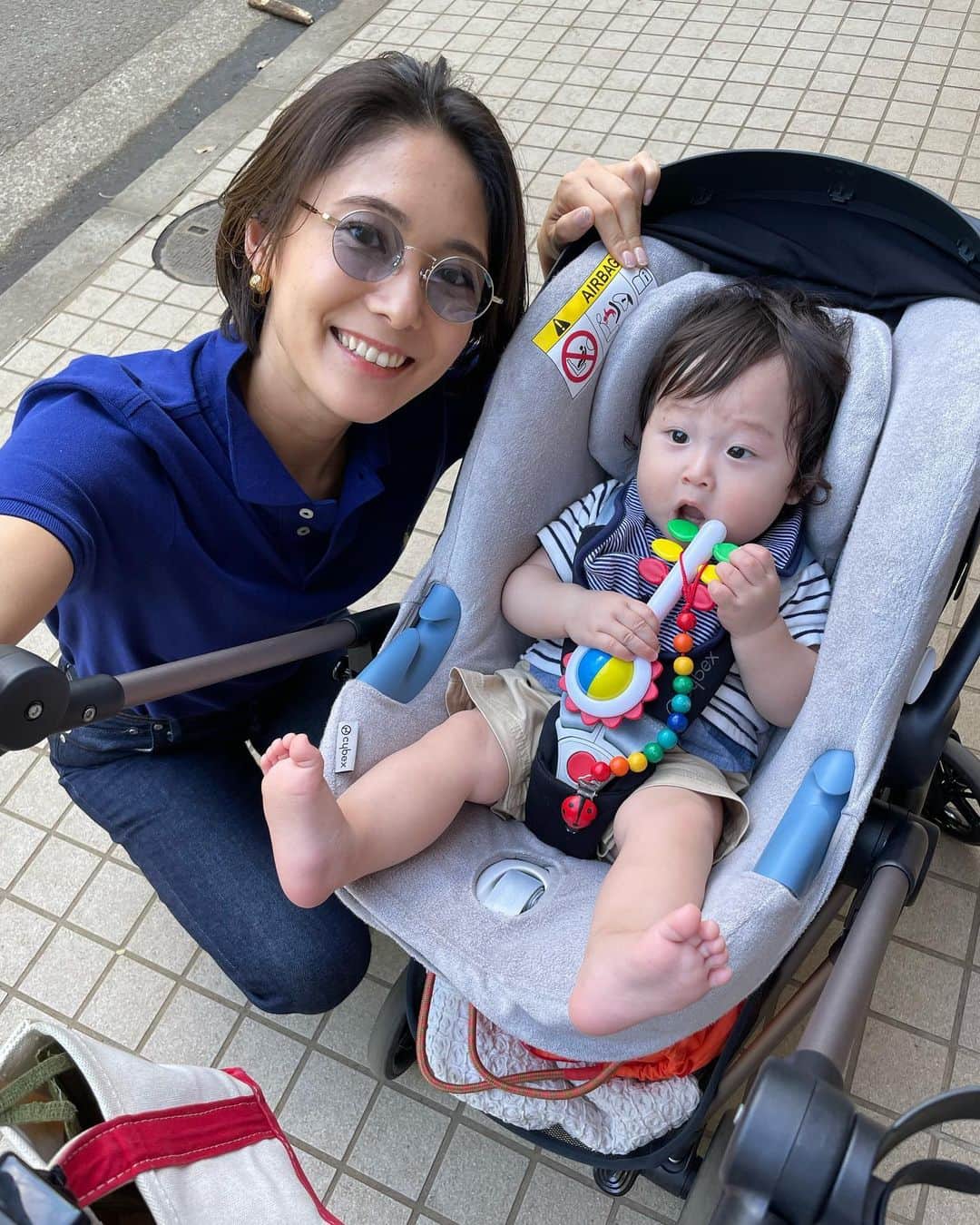 小林由未子のインスタグラム：「. ぐんぐん大きくなる息子👶 ベビーカーにベビーシートを取り付けられる物を 使用してますが あんよが出ちゃう😇  #対応している体重の範囲内です  #ミルク大好き🍼  #くびぐび飲む」