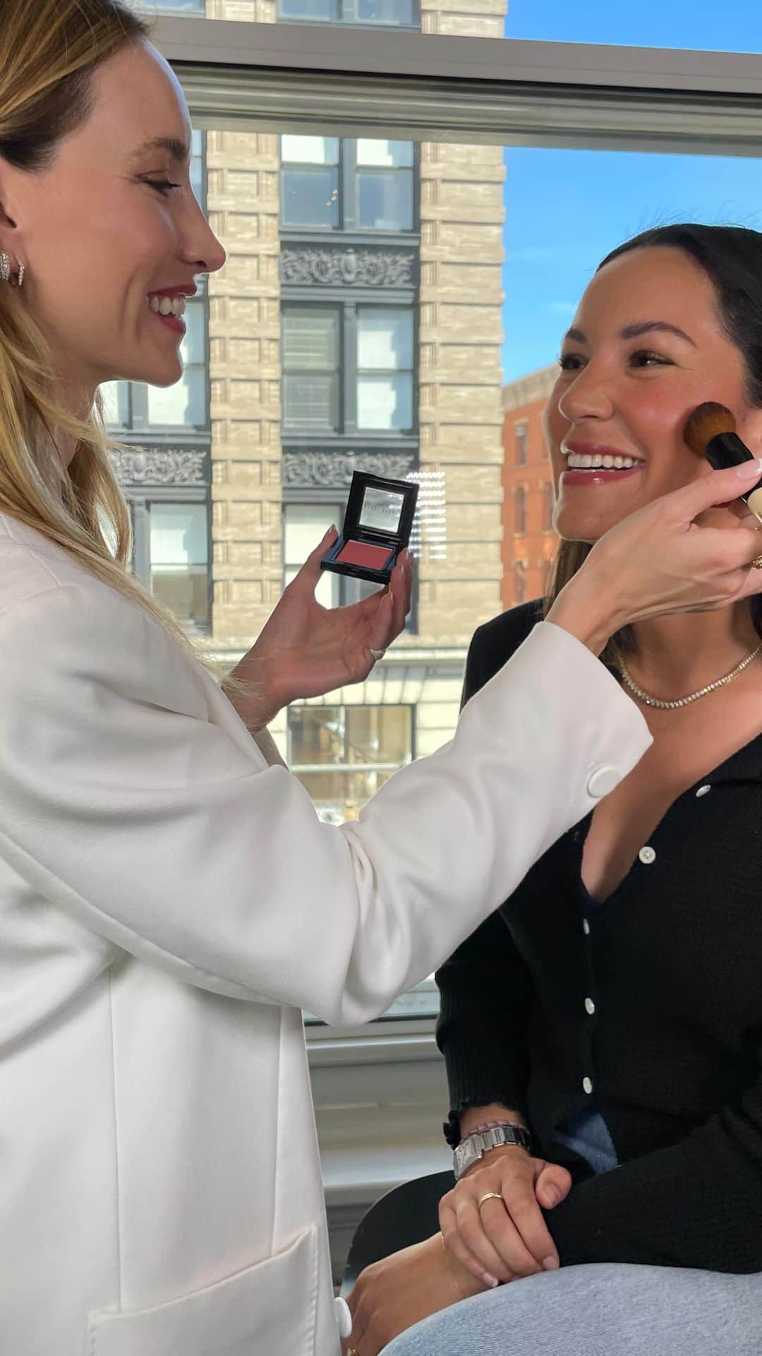 のインスタグラム：「Live Artistry Masterclass with @nikkideroest ✨」