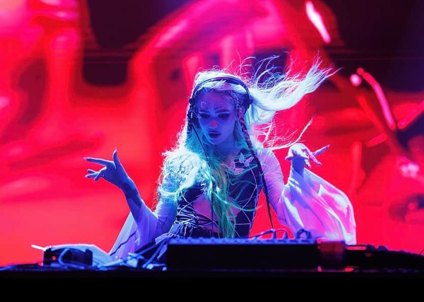 グライムスのインスタグラム：「“I don’t wanna get high I wanna get low” - @i_oofficial」
