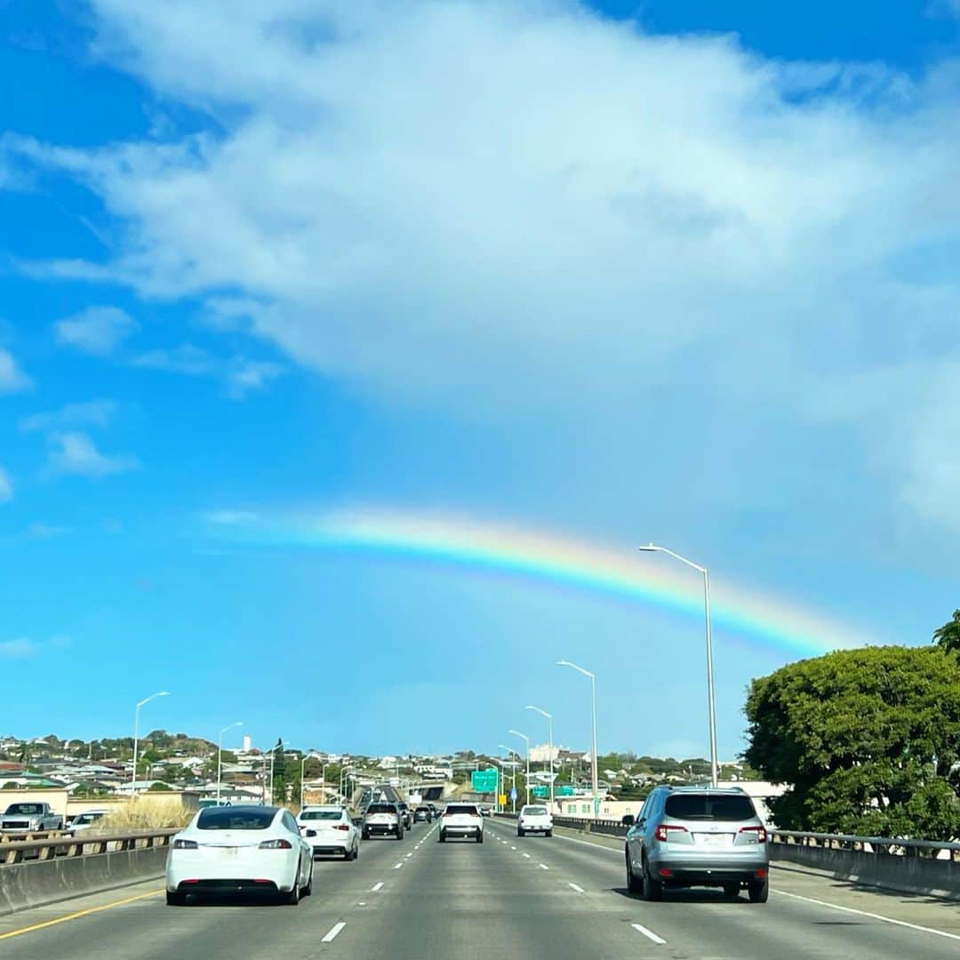 マキ・コニクソンさんのインスタグラム写真 - (マキ・コニクソンInstagram)「おはよ！ 朝から虹ちゃま🌈と遭遇！ めちゃくちゃアガリます！👍🏼 俄然ヤル気スイッチが入りました！💪🏼  今日は１か月に1度のメンテナンス ディ。 私はビューティーディと呼んでます！✨✨  私の母親のナエコちゃんは”身だしなみ”って 言葉を昔よく言ってたけど本当にそうだね！ 身だしなみをきちんと整えて 身の回りや自分自身も綺麗にしていたい。 それって、相手の為にも自分の為にもだよね。  人の言うことに素直に耳を傾ける事って大事 だなって最近よく思う。特に親の言う事って 若い頃はうるさいなぁ、と煙たく思ってた けど子供の為に言ってくれてるんだよね。 有難い事なんだよ。自分が大人になって、 親になって分かる事ってたくさんある。 人間って日々勉強✍🏻 そして成長していくんだね。全てが経験。  要らないプライドは捨てて 自分が間違ってたら素直に非を認めて 余計な言い訳するのはやめようね！ そっちの方がカッコイイし 人としてイケてるよ！👍🏼  最近の私は自分が間違ってるって思ったら 速攻謝るよ。ごめんちゃい。🙏🏻 不思議と謝った後は気分がいいんだよ。  さてーー！今日は、ネイル💅🏻と フェイシャルしてくるよ！ キラキラのキラ子になってきます！✨✨ 楽しみ！🤗  お互いアロハッピーな 愛のある1日を過ごそうね！ 元気に行ってらっしゃい！👋🏼  #エアハワイ🌺  #ハワイのおすそ分け🤙🏼  #気持ちだけでもハワイ😊  #身だしなみ #素直が1番 #要らないプライドはさっさと捨てちゃおう！ #親の言う事って間違ってない」6月15日 6時22分 - makikonikson