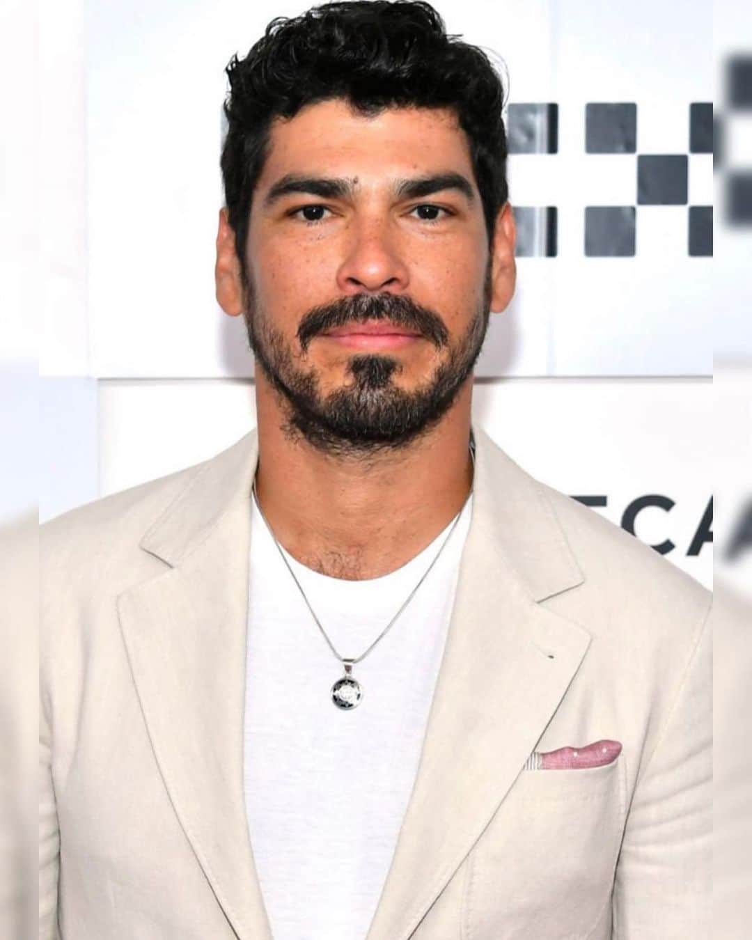 ラウル・カスティージョのインスタグラム：「Another angle…    #Repost @jessica_o_ ・・・ Waves for days   @raulcastillo at @tribeca premiere of @chacharealsmoothmovie last night • #mensgrooming by me using @fatboyhair • #styled by @slimecityangels  #RaulCastillo | @wolfkasteler  @appletv」