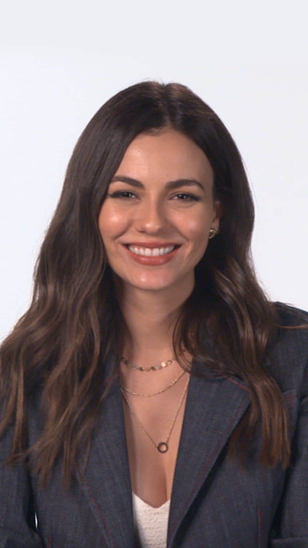 ヴィクトリア・ジャスティスのインスタグラム：「brb - grabbing a glass of🍷 to watch The Ultimatum with @victoriajustice」
