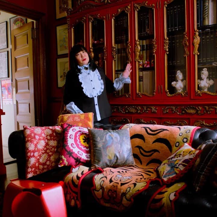 アナスイのインスタグラム：「In @voguemagazine’s latest series of Objects of Affection, Anna shares some of her favorite items in her whimsical Greenwich Village apartment.」