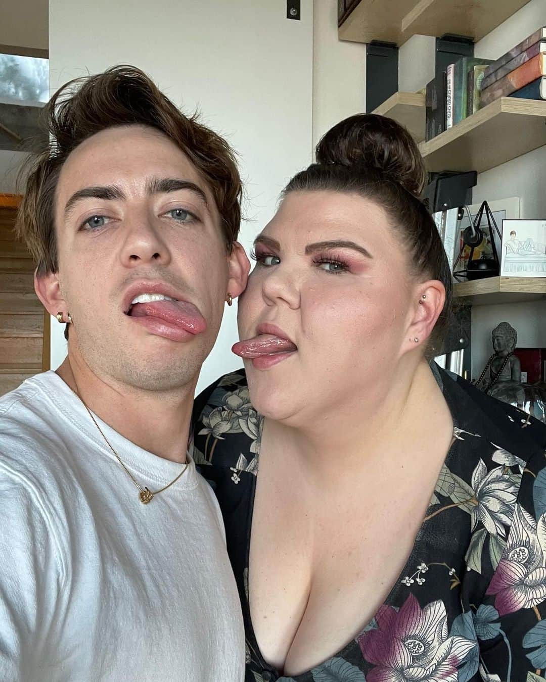 アシュリー・フィンクのインスタグラム：「Happy birthday to this 🐝. Tongues out, big smiles and laughter, always. Love you @kevinmchale !!! 👅💋🤣」