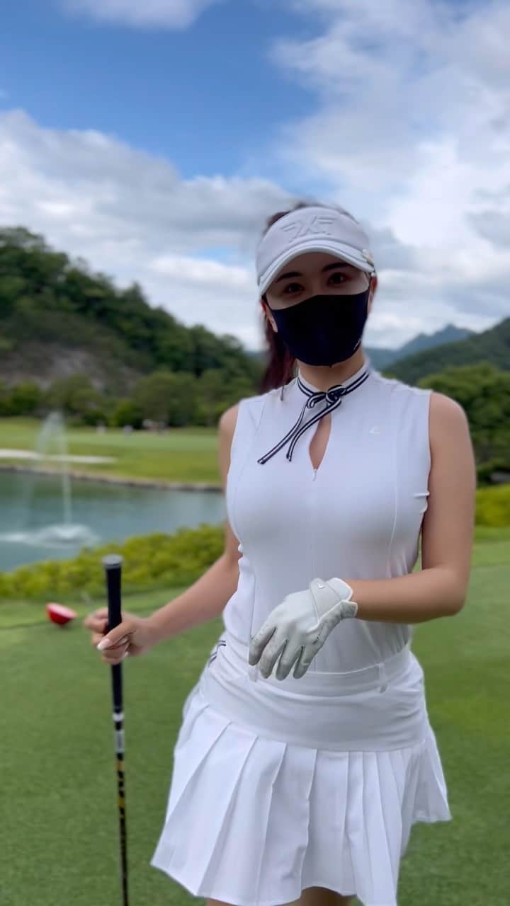 リュ・ジヘのインスタグラム：「골프를 사랑하고 비거리 넘사벽⛳️ 성격이 밝고 예쁜 아해언니와 나은언니 말해 뭐해!💛늘 마음 써주는게 고맙고 같이 있으면 흥나는 날씨요정 윤주언니  골프노잼시기에  90개 안 넘긴게 어디야😂  재미없어도 하는 사람이 결국에 잘하게 될 사람이랬어..  재미없지만 하자 인생도 뭐든! 그러면 성장하는거야..☘️」