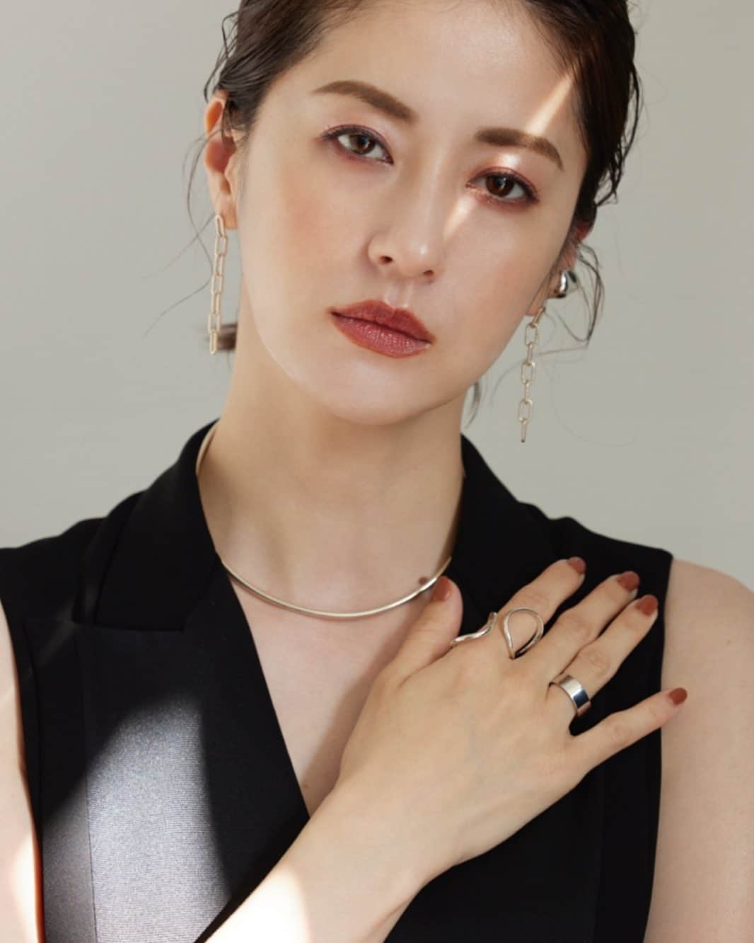 松本若菜のインスタグラム：「美的GRAND 夏号　 絶賛発売中です！  汗ばむ季節になってきましたが そんな時期にぴったりな スキンケア、ベースメイク、メイク術をご紹介したページです！  キリっ😐  #美的grand」