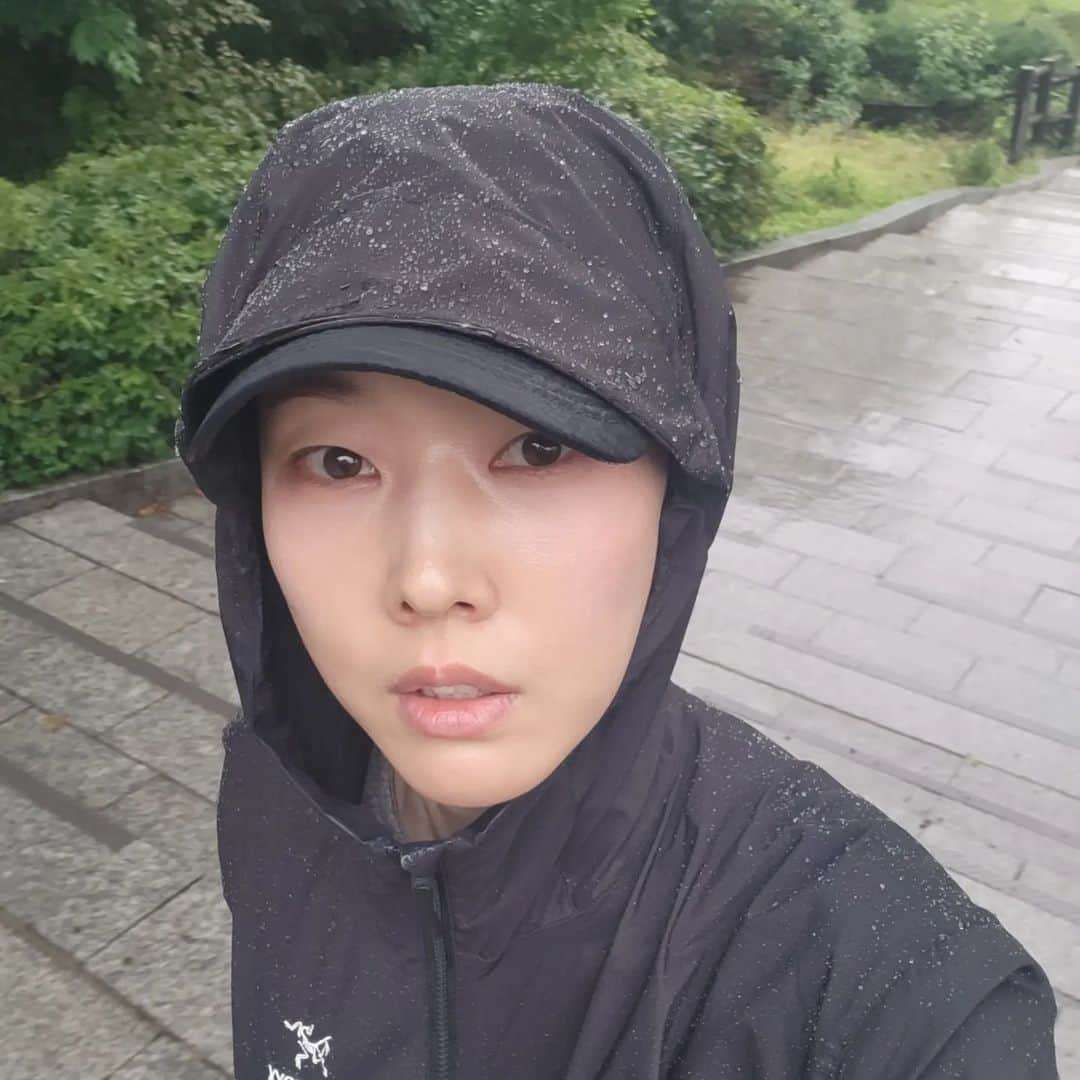 のインスタグラム：「비 온다고 운동 쉬고 막 그런거 아니지?」