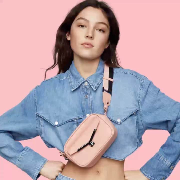 ボトキエのインスタグラム：「Watch to see the many ways to wear and style our Valentina Mini Camera 📸 includes two different straps to help you style your day your way 🤍」