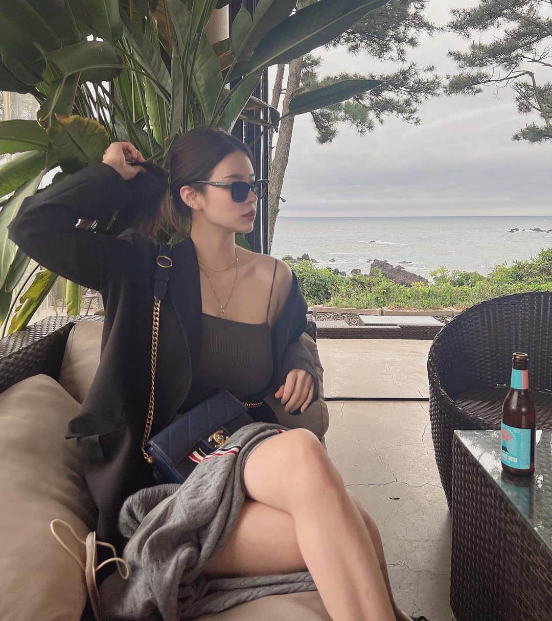 クォン・スジョンのインスタグラム：「제주에일 들고 발리인척 하기🤣  여러부운 6월 효소 오픈 혜택이 너무 좋아요 !  구매는 프로필 상간 링크에서🫡 10시 이전 주문 당일배송 ! 🤍🤍🤍#공구오픈 #효소」