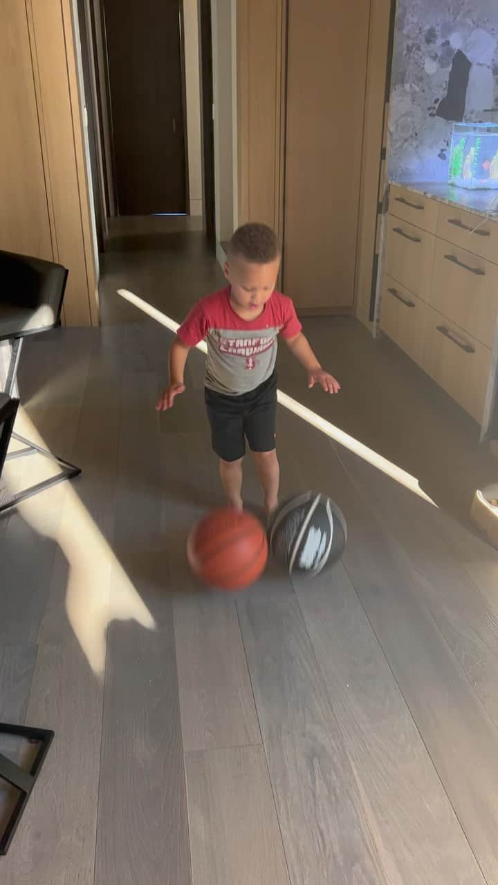 エイヨシャ・カレーのインスタグラム：「Canon Jack out here stuntin like his daddy. 😍😆 @stephencurry30」