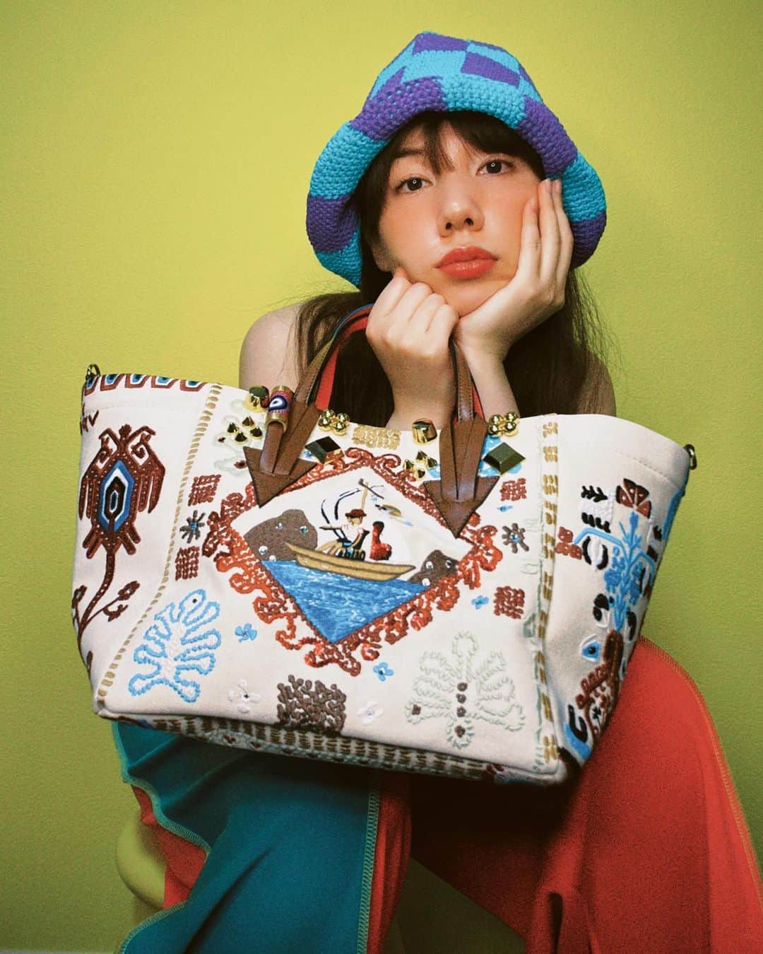 仲里依紗のインスタグラム：「ルブタンのおバッグなんてセレブリティ🫶🏻💕 バッグは大容量タイプがやっぱりラブリー🤍✨ ギリシャにトリップした気分であげまる❤️ @louboutinworld #ChristianLouboutin  #GREEKABA」
