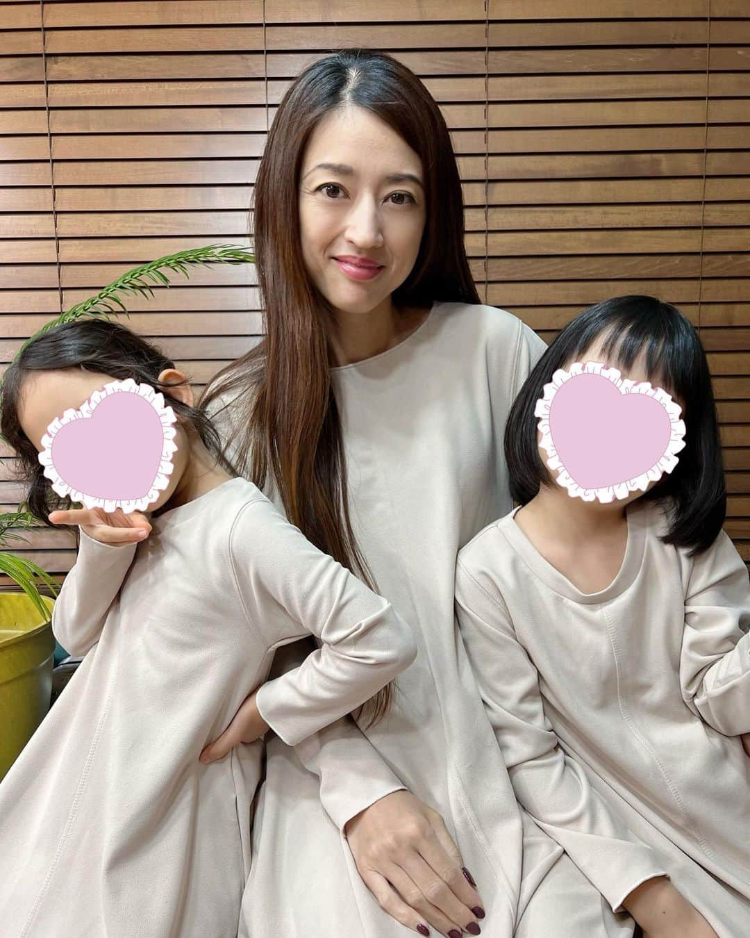 小沢真珠のインスタグラム：「先日、上の娘のカットをいつもお世話になってるヘアメイクの晋一朗さん @shinichiroikeda にお願いしました。娘は長かった髪をバッサリ。この日も親子お揃いワンピースで♪  #カット#ヘアカット#子供カット #親子コーデ#姉妹コーデ#お揃い#5歳#7歳#コズレ#ママリ#親バカ部#姉妹ママ#女の子ママ#sisters#instakids」