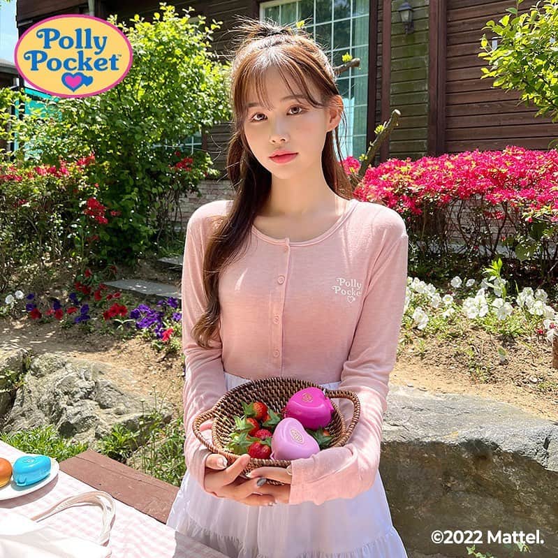 Chuuのインスタグラム：「𝟐𝟐𝐒/𝐒 🌼 𝐂𝐇𝐔𝐔 × 𝐏𝐨𝐥𝐥𝐲 𝐏𝐨𝐜𝐤𝐞𝐭  𝐜𝐨𝐦𝐢𝐧𝐠 𝐬𝐨𝐨𝐧..❤︎  오직 chuu에서만 득템할 수 있는 아이템들 기대해주세요🫶💗  #chuu#츄#pollypocket#폴리포켓 #lovely_daily_look_chuu」