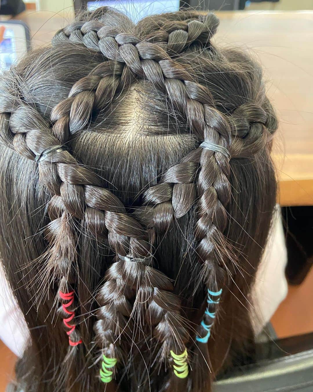 矢沢心のインスタグラム：「♡  娘たちの髪の毛が伸びてきたので 最近また結わせてもらってます♡ 思いつきで作るのが楽しくて 姉妹お揃いも可愛いのです♡  #可愛い髪型 #ガールズヘア #女の子ヘアアレンジ」