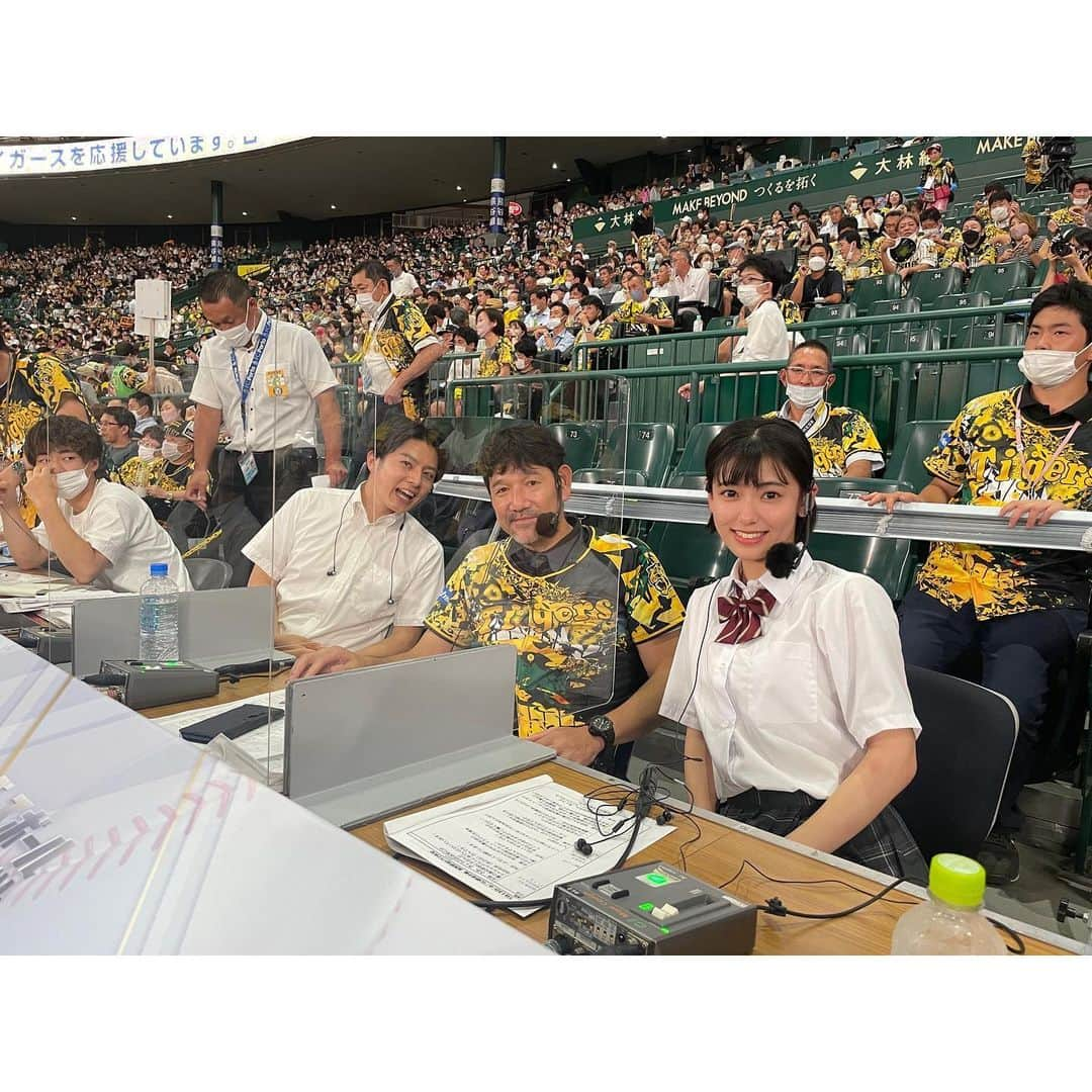 池田朱那のインスタグラム：「. 昨日、甲子園球場で行われた阪神ＶＳ巨人戦でファーストピッチと試合中継をさせていただきました。  マウンドにたった瞬間、足の指先から手の指先まで震えてその場に倒れ込んでしまうんじゃないかというくらい緊張しました。 この季節になると、甲子園球場に行ってみたいな。と毎年思っていたので、本当に本当に嬉しかったです。  更に、試合中継までさせていただけて本当に幸せでした。 初めての生放送での中継で至らないところもありましたが、下柳さんや北条さんに助けていただきながら、貴重な時間を過ごさせていただきました。  中継にお邪魔させていただいた後は、一観客として最後まで試合を観戦させていただいたのですが、沢山の方の応援が球場中に響き渡っていて本当に痺れましたし、ひとつのプレーに、球場にいる全員が一喜一憂するあの瞬間が最高に楽しくて、やっぱり野球が好きだなぁと改めて感じました。  今もまだ興奮状態なので文章をうつ手が止まらず、長々とすみません💦 写真は中継後に撮っていただいたものです。髪型まで気を遣う余裕もなく、こんなんですが...笑 楽しかったです！」