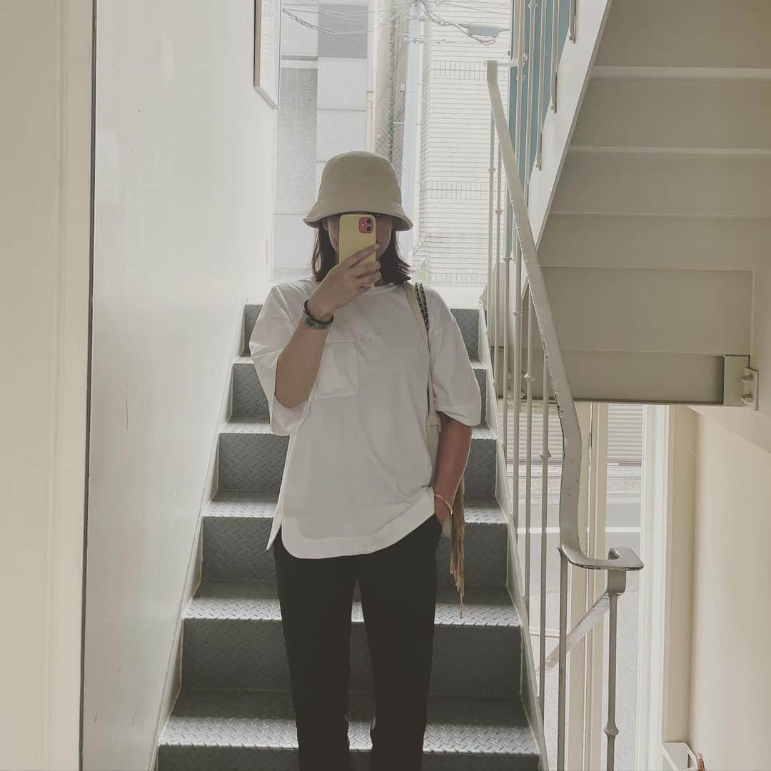 中谷紋菜のインスタグラム：「@alin_tokyo   インド産オーガニックコットン綿を使用した ビッグTシャツ。  しっかりした生地で透け感が無いので インナー選ばず使いやすい。  ジメッとした季節にサラッと着れる優秀君👕  これは @alin_tokyo  のもの。  胸ポケットにはマスクいれてる。(便利)  気になった方、 是非！チェックしてみてください ☺️🧡  @ericoco19  ありがとうございました💝  #腕のヘアゴムがださい」