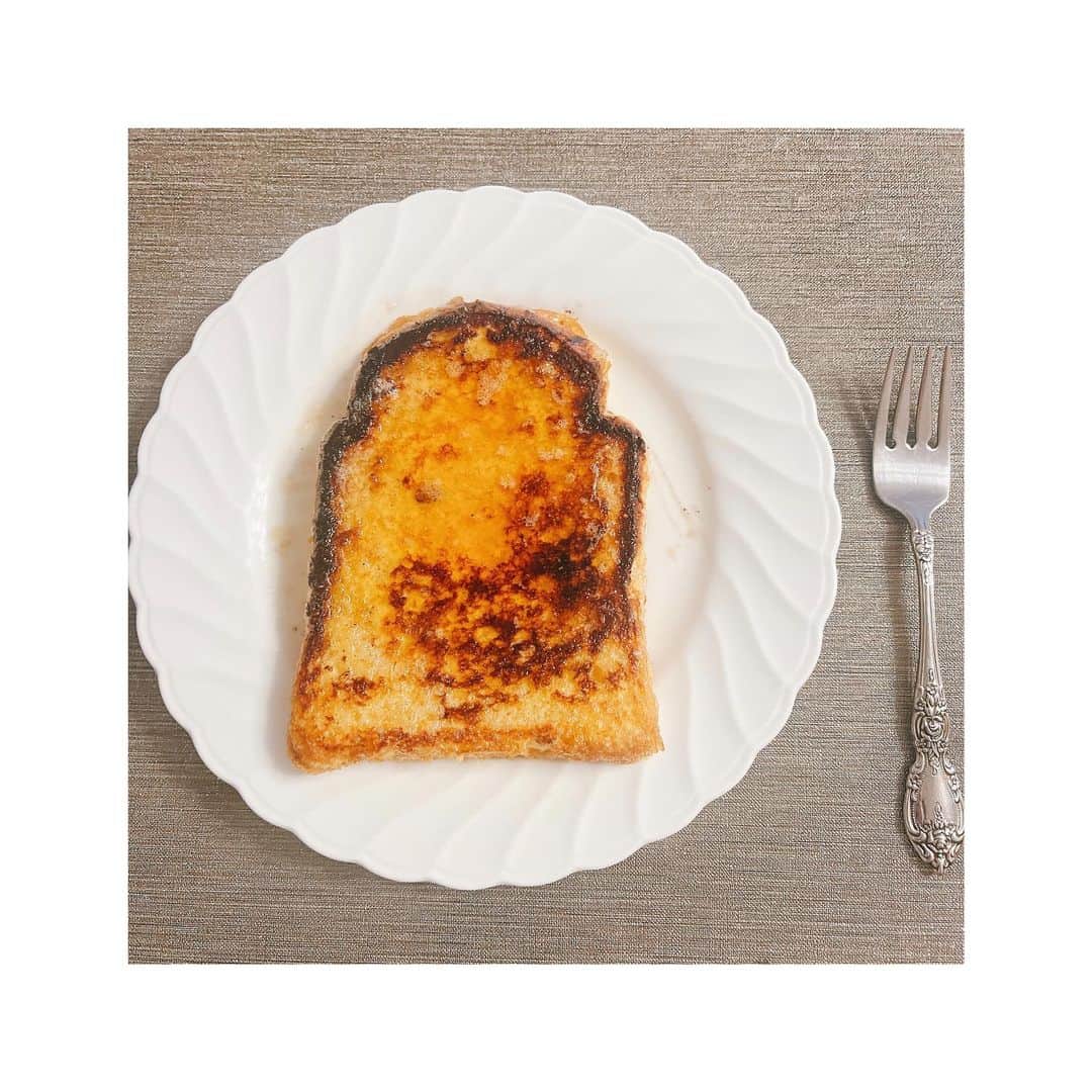 三上千陽さんのインスタグラム写真 - (三上千陽Instagram)「朝食のフレンチトースト  崇拝しているレシピがあって ホテルオークラの料理長だった方のレシピなんですが 溶いた卵→牛乳の順番でパンを浸してバターで焼くという 卵先に浸すだけで本当に味が変わるのでおすすめです  #フレンチトーストレシピ」7月14日 8時34分 - chiakichi__egg