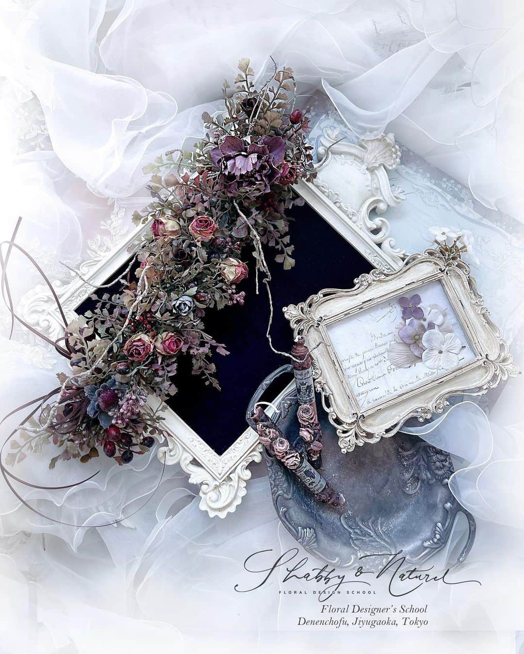 Shabby & Naturelのインスタグラム：「～自分の思い描いた世界観を表現する　(^^) ～  お花はそれだけでも可愛くて綺麗で、心を和ませてくれるものですが、 自分がこんなイメージを作りたい！とか、 こんなふうにおうちをディスプレイしたい(^^♪と考えたとき、 もしかしたら一番簡単に具体的にその希望を叶えてくれるもののひとつではないかなぁとと思います。  そしてそれが自分でサクサクとできるようになったら！ それはそれは、見るたび作るたび、「ムフフ(^^♪」と笑顔にさせてくれるものになります。(^^)  本日のお写真は、プロフェッショナルコースのテーブルアレンジ。生徒様の作品です。  この秋に開催するイベントに使いたい♪ということで、シャビーで深みと動きのある作品に仕上げられました。 それでいて、エレガントさも感じさせる素敵なテーブルアレンジ。 うんうん！　どことなくハリーポッター感もでていますよ(^^♪  #snテーブルアレンジ   本当に素敵！  またイベントに参加できる日も楽しみにしていますね！！！  梅雨がまた戻ってきたようなお天気。。。 蒸し暑かったり、豪雨だったりとなかなかすっきりとしませんが、えいっ！と声出して、頑張りましょうね～(^^♪  #シャビーアンドナチュラル #シャビーアンドナチュラル認定校 ・ #flowerarrangement#shabbychic#シャビーシック #アレンジメント #フラワーアレンジメント#フラワー #アーティフィシャルフラワー#ナチュラル #シャビーアンドナチュラル#シャビナチュプロフェッショナルコース   @mm_branding_design」