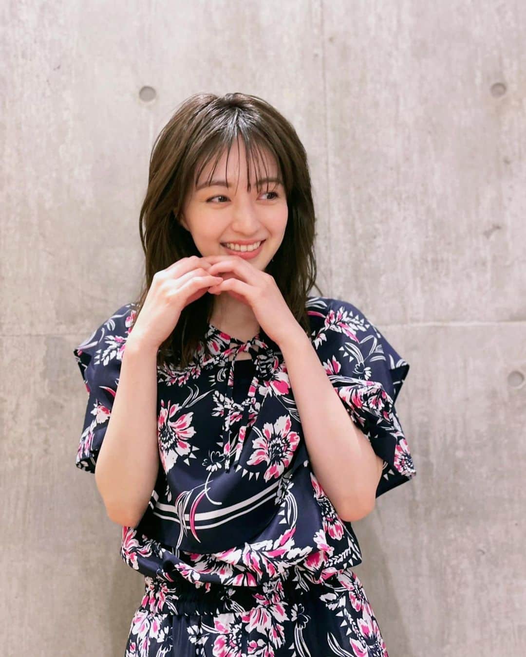 逢沢りなのインスタグラム：「おはようございます！  2つお知らせです🫧 明日7月15日(金)よる8時から テレビ東京「強行犯係樋口顕Season2」がいよいよスタートします🌻  そして第1話直前、 よる7時25分から放送「デカ盛りハンター」に内藤剛志さんと佐野岳さんと一緒に参加させていただきました！  どちらもお見逃しなくっ☺️  👗@rpko_official 👡@dianashoespress 💍@pluster.jp」