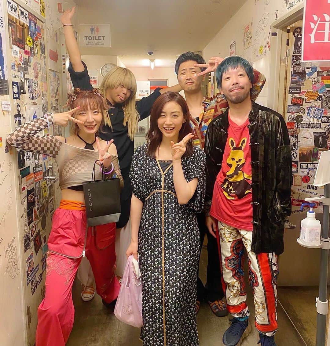 のインスタグラム：「先週のこと♪ #ニガミ17才 のツアー最終日、恵比寿リキッドルームに行きました…が！ヽ(；▽；) 収録が押してしまって、到着した時、ｼﾞｬｼﾞｬｼﾞｬｼﾞｬｼﾞｬｰﾝ！という最後の盛り上がりが聞こえてきて…終わってしまいました…(ノ_＜) ご挨拶だけさせてもらってこの画像です☆  あくびさんもみなさんも、やりきった!というスッキリしたお顔をしていて、ホッとされていたようでした(o^^o) いいライブだったんだろうなー!リベンジしたい(＞＜) #音楽ライブ #新井恵理那 #centforce」