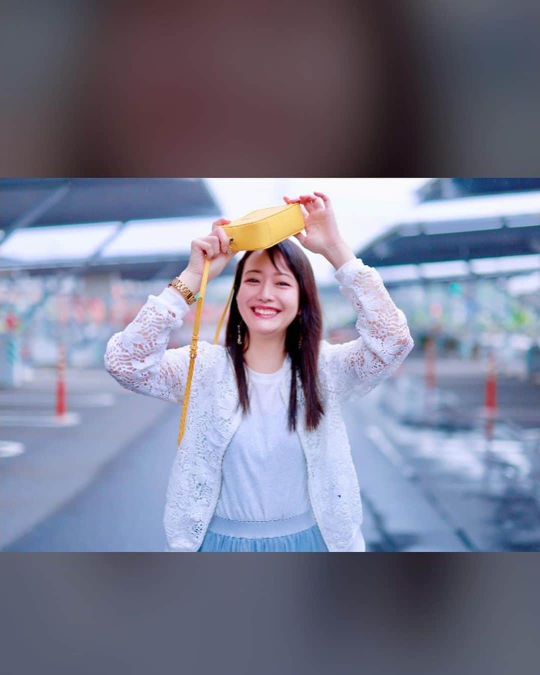 のインスタグラム：「☔️ 雨が降ってきちゃったけど雲の上はいつも晴れ☀  大好きなSHEINの服でテンションアップ🫶🏻💕  レースのジップアップは抜群に活用できる😍 今期2枚目✌🏻💕  スカートの透け感が好き✨ 何色が迷ったけど合わせやすいグレー👗  白Tシャツはなんにでも使えるね🫶🏻  ☔️👗💞   📍クーポンコードで割引🈹⭕️  ↓↓↓ 『risayoshiyama』 （※ご購入手続き→クーポン適用で記入⭕️）    ✅お買い上げ金額1～5,999円までは15%OFF  ✅6000円以上は20%OFF （⚠️🈹9月30日まで）  @shein_japan @sheinofficial  #shein #shein購入品 #sheinstyle #SHEINforall #SHEIN   #吉山りさ #ファッション #モデル #フリーモデル #フリーランスモデル  #fashion  #インスタファッション  #ファッションコーデ  #きれいめコーデ  #きれいめカジュアル  #40代コーデ  #40代ファッション  #ママコーデ  #photo  #photography   📍risayoshiyama(extra 15%~20% off, valid until 9/30)  ※bag 私物」