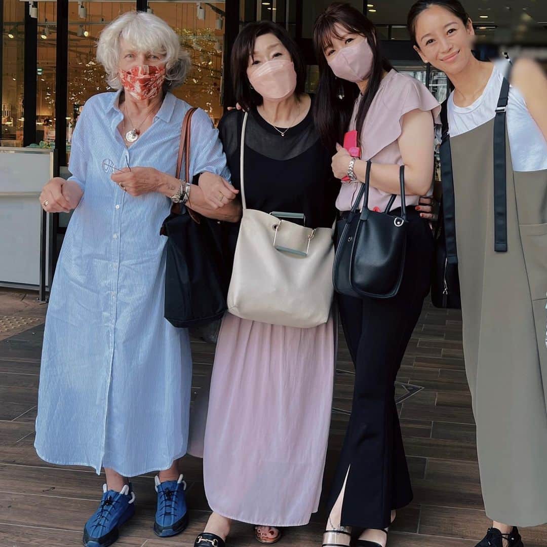 大桑マイミのインスタグラム：「再会は感動する。 人生で幸せな瞬間🤍  最近夕方が公園タイム💁‍♀️  褒められることが多いワンピース @styledeli_official  です。 デザインが素敵な上に、ポケットの大きさも◯ だから、沢山はいる公園へは手ぶらでいけちゃう👍」