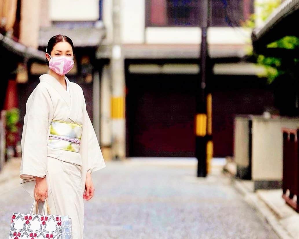 川原亜矢子のインスタグラム：「上七軒 #kamishichiken #kyoto #travel #japan #kimono #京都 #旅 #甘味処 #着物 #散歩 #kyoto #travel #japan #kimono #yuzen #admire #京都 #旅 #着物 #友禅 #憧れ」