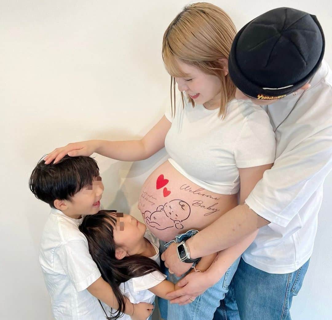 二宮璃子のインスタグラム：「今日は検診の日赤ちゃんは2,750gに👶🫶 先生からも赤ちゃん下がってきたね〜って言われたから もうすぐ会えると思うと楽しみでたまんない🥺💓 出産はもちろん不安で怖いけどね…😂💦 最近は前駆陣痛ぽいの多くなってきたから陣痛かな？って毎日ドキドキ😌  家族4人でマタニティフォトも撮ったよ👨👩👦👧 今までお腹に居た2人とこうやって写真撮って 次撮る時には5人になってるって思うと不思議な気持ち〜🥺💗 あと少し頑張るぞ〜🤰🫶  #マタニティライフ #マタニティ #マタニティフォト #マタニティフォトセルフ #マタニティフォトシール #妊娠10ヶ月 #36w4d #マタニティ記録 #マタニティーライフ #体重増加に苦しむ妊婦 #体重管理に悩む妊婦」