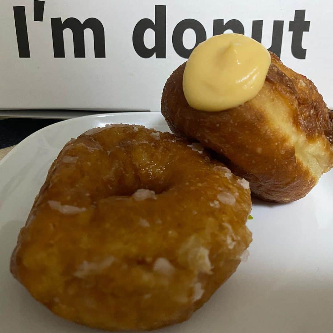 岡田祐佳のインスタグラム：「I'm donut ? (アイム ドーナツ)  開店当初から 凄い行列の話題のドーナツやさん。  出遅れて昨日やっと食べた。  しかも少し元気のない私に 隆之介　@ooo_k_  が わざわざ並んで買って来てくれた😭  ありがとう😊✨  美味しさ更に倍増❤️だね！  #imdonut #donuts  #アイムドーナツ #ドーナツ #優男 #優男と書いて岡田隆之介と読むw #親バカ」