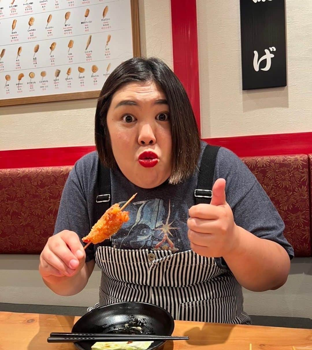 熊元プロレスさんのインスタグラム写真 - (熊元プロレスInstagram)「新世界串カツいっとく道頓堀店さんに行ってきました＼(^^)／  @ittokushinsekaikushikatsu 肉の割合が有難いどて焼き、卵ふわふわのチーズとんぺいでまずビールを飲んで完全に胃を開かせてからの串カツ(＾ｰ^)最高！ オススメは牛、豚ヘレ、チーズ、紅しょうが、アスパラ一本揚げ、茄子、海老、ささみしそ巻き、ウインナー、ミニトマト、なんといっても丸々一個をそのまま揚げた玉子です！！！ 串カツの衣が薄くサクサクなのでペロリといけてまう！！ 次は気になってたけど泣く泣く泣く断念した焼きそば食べに行かせていただきます！！！ 夜はもちろん昼飲みにも最高！！！！ ご馳走さんでした！！！  #新世界串カツいっとく #pr #道頓堀串カツ #大阪観光#リアルゴールド置いてるよ」7月14日 12時36分 - kumamoto.pro