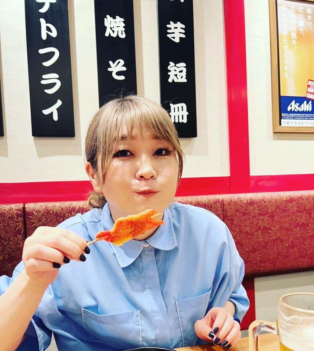 熊元プロレスさんのインスタグラム写真 - (熊元プロレスInstagram)「新世界串カツいっとく道頓堀店さんに行ってきました＼(^^)／  @ittokushinsekaikushikatsu 肉の割合が有難いどて焼き、卵ふわふわのチーズとんぺいでまずビールを飲んで完全に胃を開かせてからの串カツ(＾ｰ^)最高！ オススメは牛、豚ヘレ、チーズ、紅しょうが、アスパラ一本揚げ、茄子、海老、ささみしそ巻き、ウインナー、ミニトマト、なんといっても丸々一個をそのまま揚げた玉子です！！！ 串カツの衣が薄くサクサクなのでペロリといけてまう！！ 次は気になってたけど泣く泣く泣く断念した焼きそば食べに行かせていただきます！！！ 夜はもちろん昼飲みにも最高！！！！ ご馳走さんでした！！！  #新世界串カツいっとく #pr #道頓堀串カツ #大阪観光#リアルゴールド置いてるよ」7月14日 12時36分 - kumamoto.pro