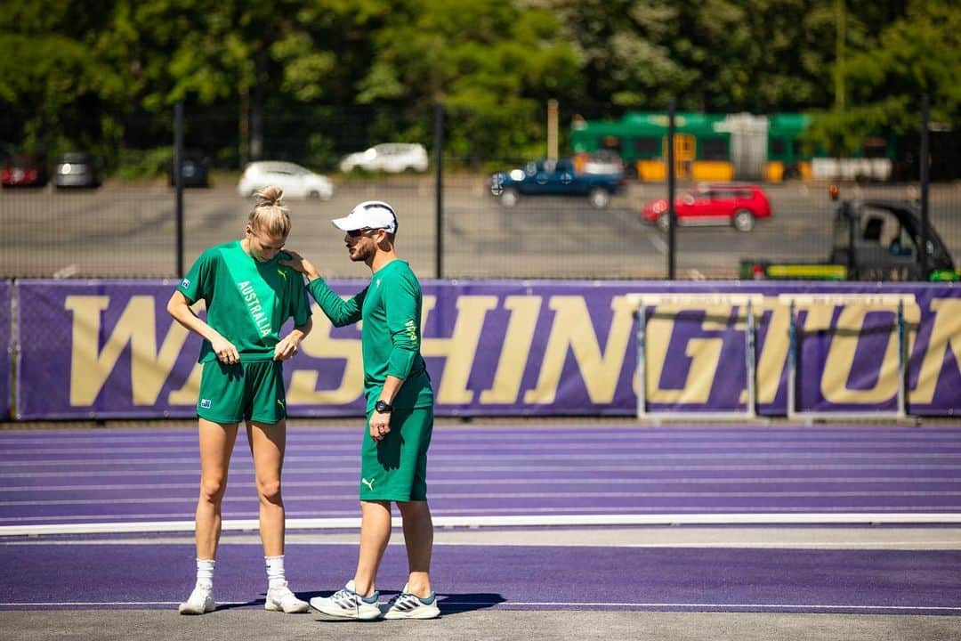 エレナー・パターソンのインスタグラム：「Snaps from training camp with the A team. We’ve arrived in Eugene for World Champs & only a few more days and it’s go time !! Some last wise words from ze boss man & we are ready @alexstewart81 🤝🏼」