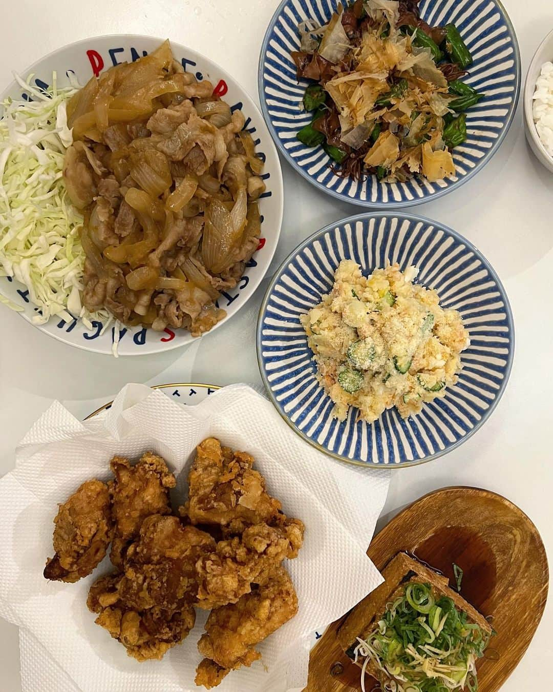 楪望さんのインスタグラム写真 - (楪望Instagram)「* 久しぶりにゆずりはごはんの投稿を👩‍🍳 作り置きにもなる晩酌おかずをせっせと作った日の記録🙌 ・豚バラ肉の生姜焼き🐷 ・竜田揚げ🐔 ・ホタルイカとししとうのにんにく醤油バター炒め🦑 ・鮭のポテトサラダ🐟 ・厚揚げ焼いてポン酢かけただけ👼  いやー。それにしても。 調味料然り、お肉も値段上がってるし🙁 玉ねぎなんて1個で100円以上するし🧅 物価高騰をひしひしと感じております👛 #ゆずりはごはん #作り置き #おかず #晩酌 #晩酌メニュー #おつまみ #生姜焼き #豚バラ #竜田揚げ #ホタルイカ #ししとう #ポテトサラダ #厚揚げ #cooking #homemade #値上げ」7月14日 12時41分 - nozomi_yuzuriha_official