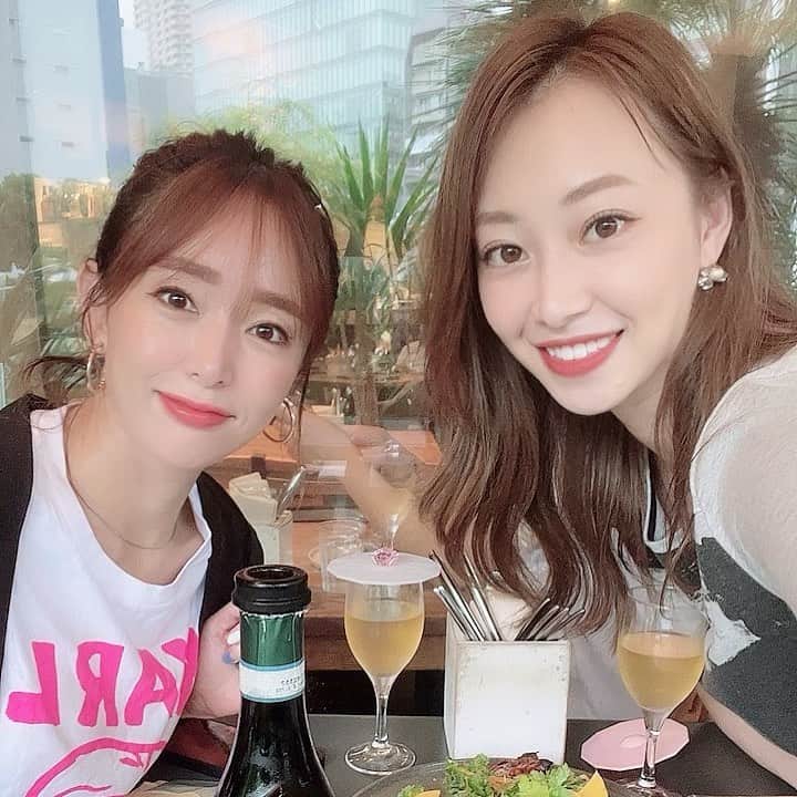のインスタグラム：「😍 . . 安定のさや姉さん🍷  急だったけど少し早めの誕生日ワイン❣️  いつもいつもありがとう😊  ダメなものはダメだとちゃんと叱ってくれて  飲んだら炭水化物頼みがちな私を全力で止めてくれて  何かあると、夜中だろうが駆けつけてとことん付き合ってくれて  私のダメな所、弱い所、全部知ってるのに、なんだかんだで結局はいつもそばにいてくれる大切な姉さん❣️  迷惑かけてばっかりでどうしようもない私だけど、懲りずにこれからも迷惑かけさせて😍笑笑 . . . #さや姉 #もうすぐ #誕生日 #おめでとう #お祝いはあらためて」