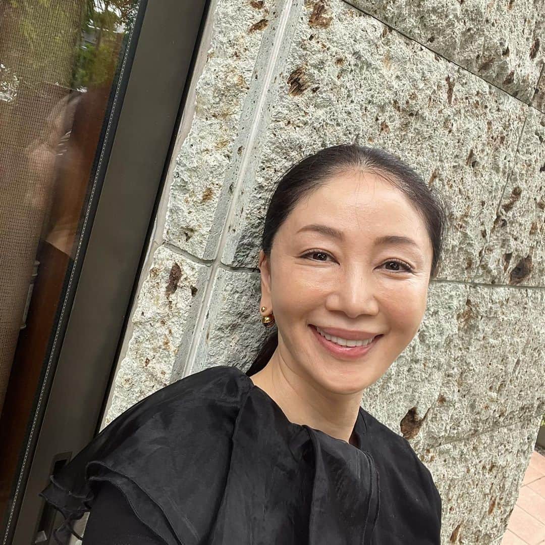 坂村かおるのインスタグラム：「ちょっと可愛いすぎ？💦 ・ Tシャツに半分フリルが付いた進化系Tシャツ‼️ ・ リネンのベージュパンツに合わせると大人可愛く着られます☺️ ・ ・  いつも「いいね！」を頂きありがとうございます。 皆さんのコメントに元気を貰っています😊  #クィーンオブ美魔女 #team美魔女 #美ST #坂村かおる #トータルビューティーアドバイザー #美しく老いる #バランス #美容 #コスメ #ファッション #今日のコーデ #トータルバランス #お洒落な人と繋がりたい #コスメ好きな人と繋がりたい #美意識高い人と繋がりたい #美魔女 #美魔女が変わる #アップデートしてる人と繋がりたい #自分らしくアップデート #今日のコーデ #Tシャツコーデ #大人カジュアル #大人可愛い #リネンパンツ」