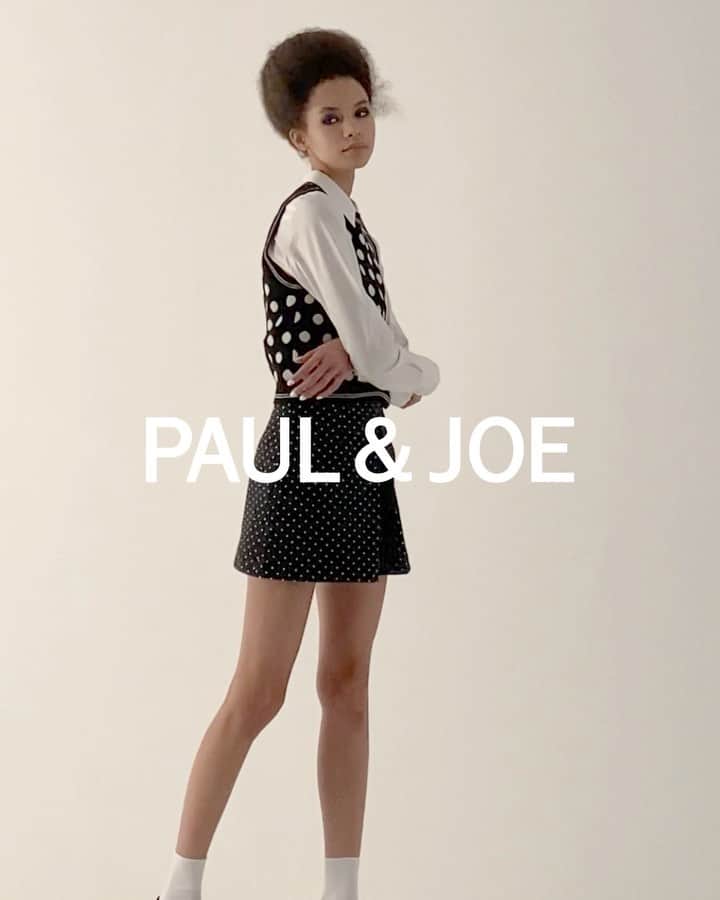 ポール&ジョーのインスタグラム：「Introducing the FW22 pre-collection.  Sequined tweeds, multicolored psychedelic prints, woolens in soft, autumnal shades, the new collection evokes the English chic of the 1960s.   Online now on paulandjoe.com  Creative direction @sosopaulandjoe Styling @leithclark Photography @esther_theaker  Hair @neilmoodie Make up @janeen.e.witherspoon  Casting @cm.casting  Production @lucywatsonproductions Model @charlotteflat」