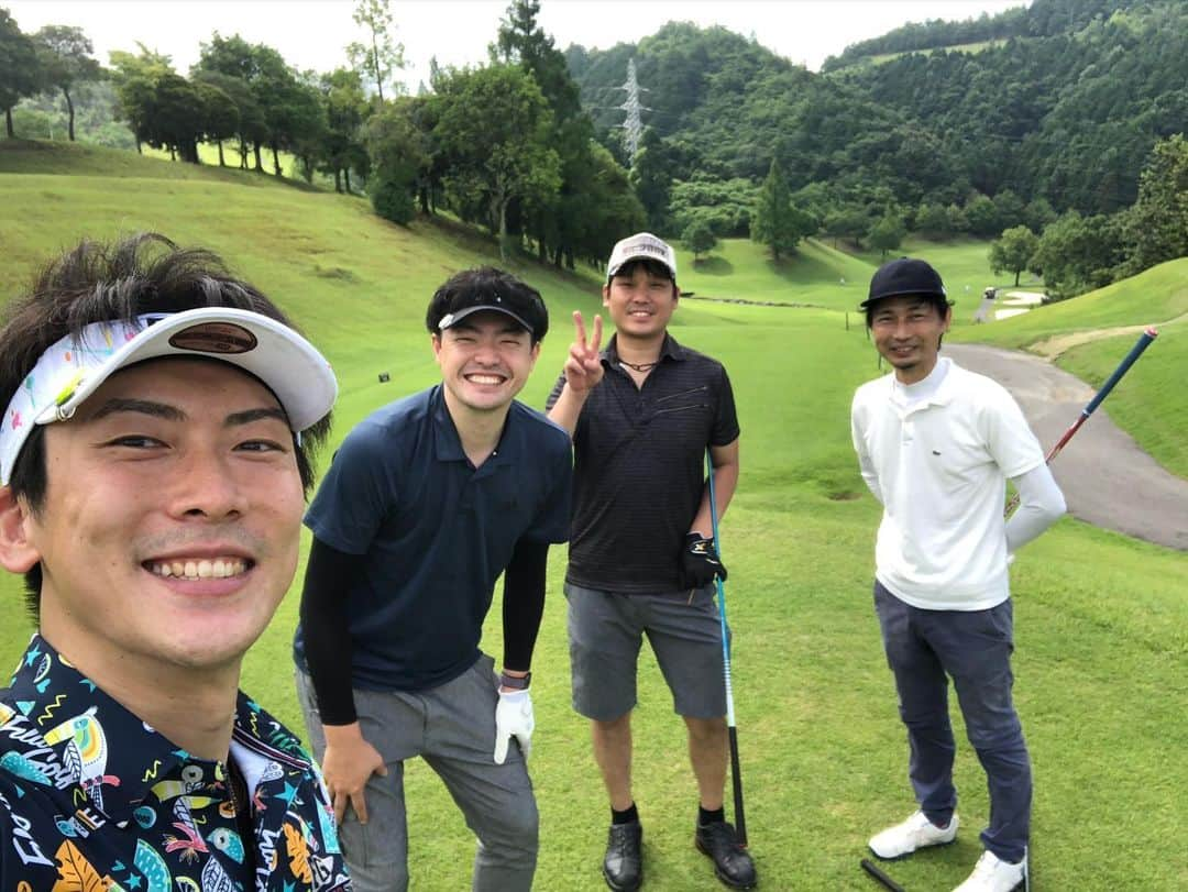 高松卓矢のインスタグラム：「久しぶりにゴルフ⛳️🏌️‍♂️ 天気心配だったけど晴れて良かった☀️ #久しぶりのうっちー #スコアは聞かないで笑 #ゴルフ楽しい」