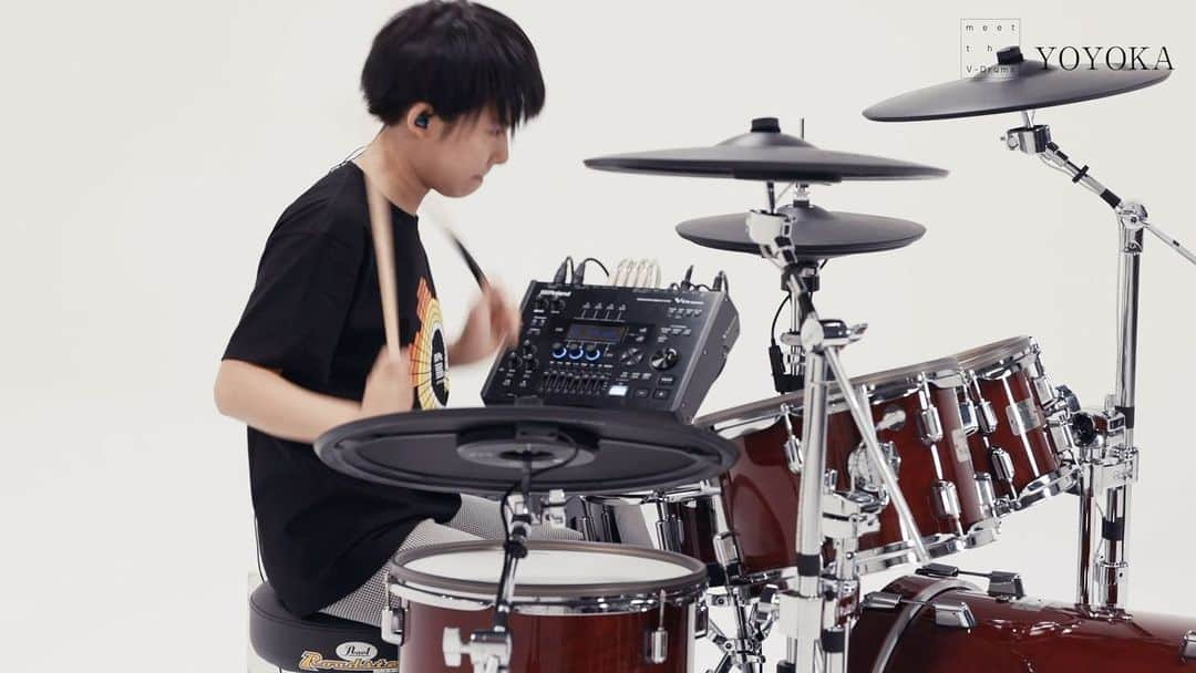 かねあいよよかのインスタグラム：「I performed on "meet the V-Drums" by Roland🥁  @rolandglobal @roland_jp @roland_vdrums   ---  Roland さんの“meet the V-Drums”に出演しました。  Devin Kinoshita @devin_kinoshita さんにファンキーな曲を、とリクエストして書き下ろしていただいた素敵なオリジナル楽曲をプレイしました。  ぜひご覧ください♪  #yoyoka #roland #vdrums #td50x」