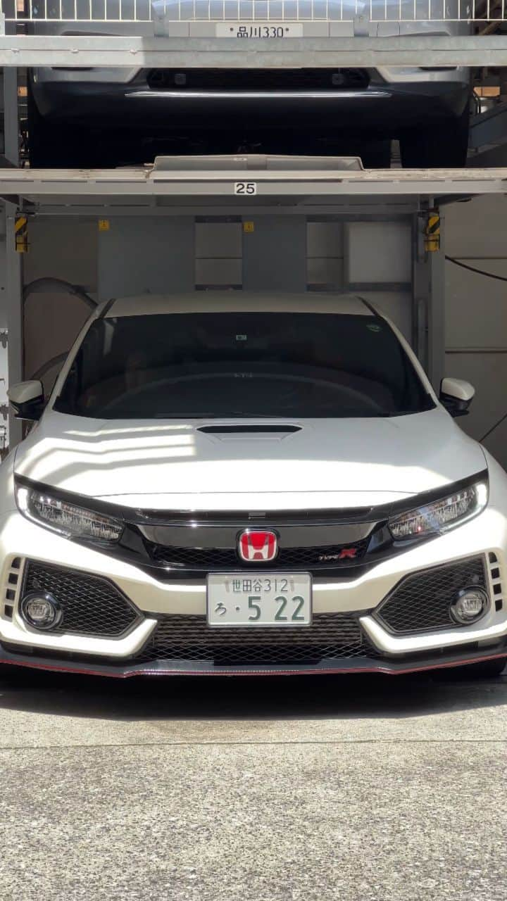 五味侑也のインスタグラム：「Darth CIVIC Type R !  #シビック #シビックタイプr #civic #civictyper #honda #car #ホンダ #jdm #fk8 #スターウォーズ #STARWARS #シビック乗りと繋がりたい」