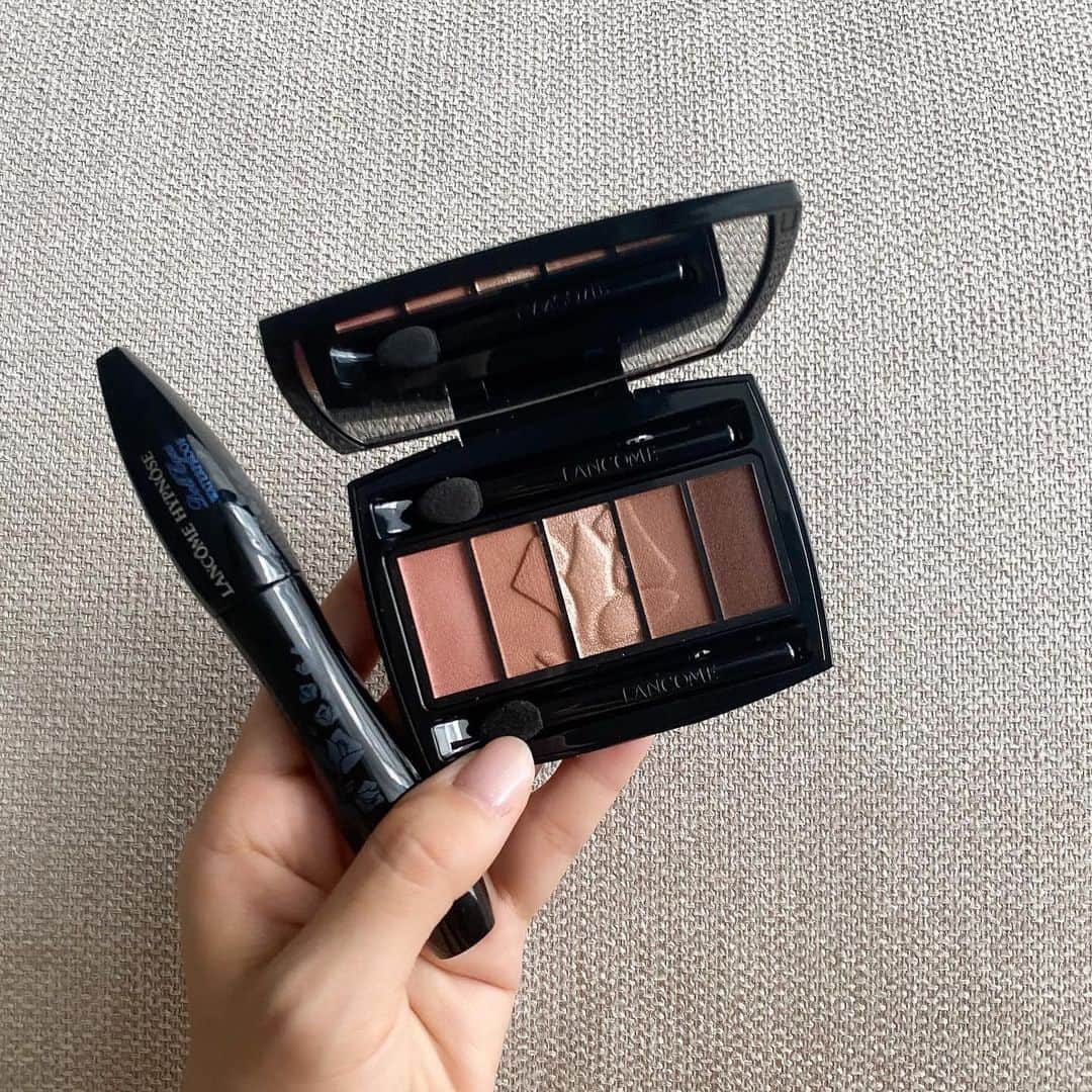 石川理咲子のインスタグラム：「@lancomeofficial から 7月1日に新しく発売されたアイシャドウとマスカラ🤍 イプノパレット18は、温かみのあるローズブラウン♡ 捨て色なしで日本人の肌に馴染みやすいカラーです。 重ねるだけでナチュラルな奥行きが出て 血色感のあるヘルシーな目元に♡ イプノドールアイウォータープルーフNは 水や湿気にも強いウォータープルーフタイプのマスカラ。 一本一本ツヤのある美しいセパレートまつ毛に🥹✨ 今度メイク動画撮ってみます💁‍♀️ #ランコム#イプノパレット#イプノドールアイ#pr」