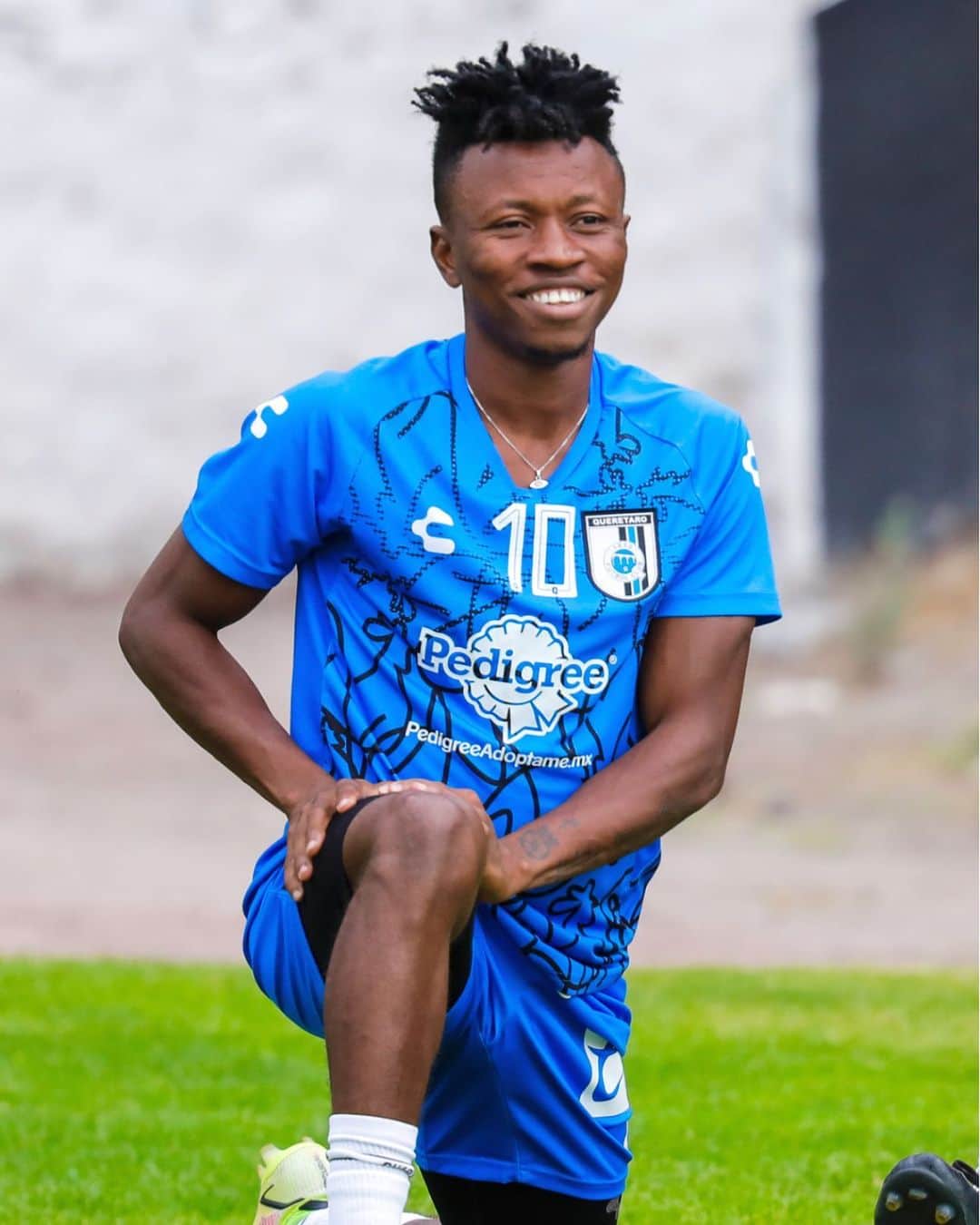 クリフォード・アボアガイのインスタグラム：「Feliz estar de vuelta😀⚽️ SIEMPRE GALLOS !! 🙏🏾💪🏾🖤💙」