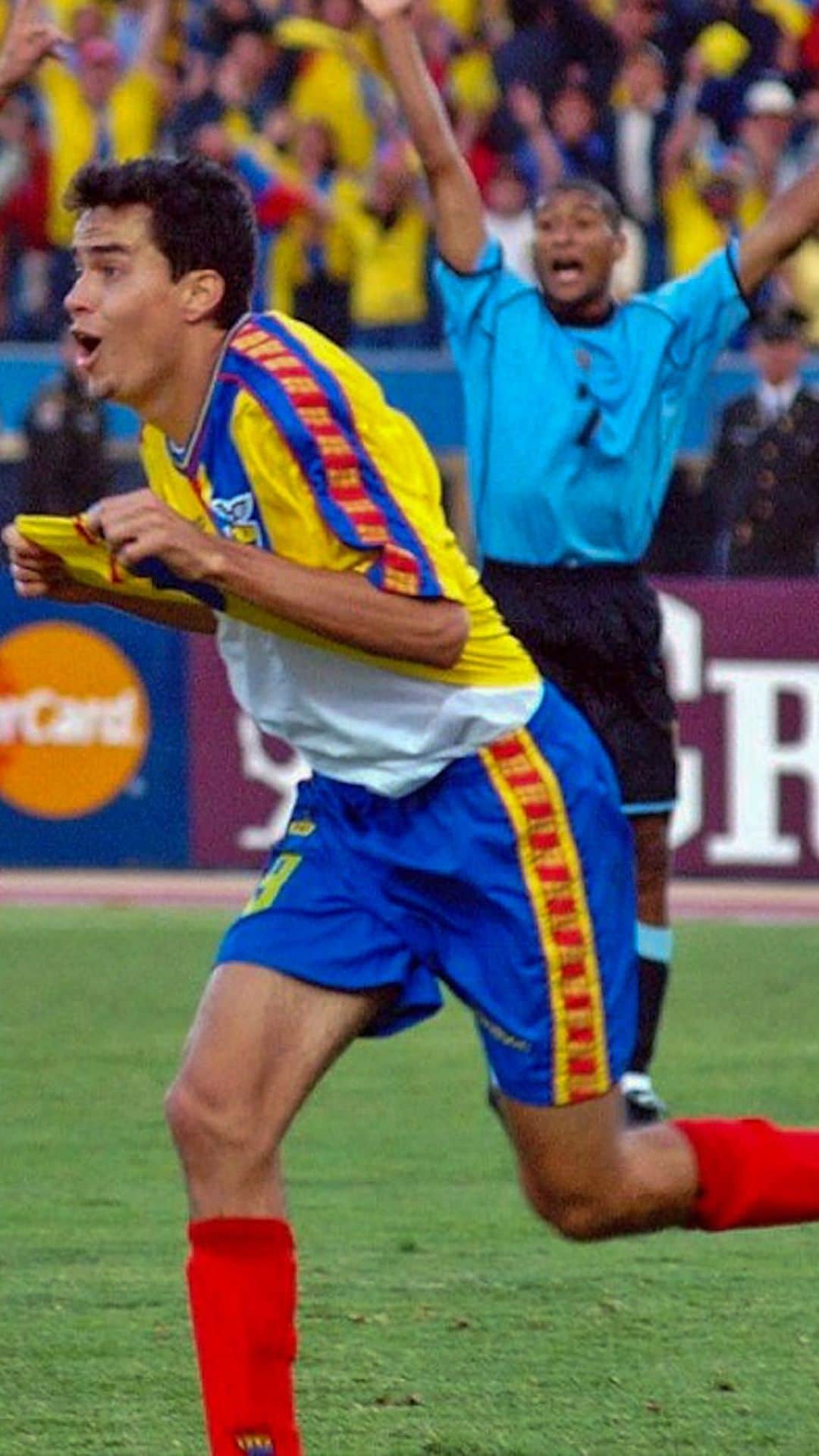 サッカー エクアドル代表チームのインスタグラム：「🔥 ¡El gol memorable de la semana!  🤩 Celebremos juntos este histórico gol de Kaviedes y cuéntanos cómo lo viviste allá por 2001.  #JuntosACatar🇪🇨」